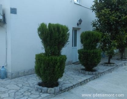 Apartments Popovic- Risan, , private accommodation in city Risan, Montenegro - 09. Ulaz u apartman br:2 iz 2021